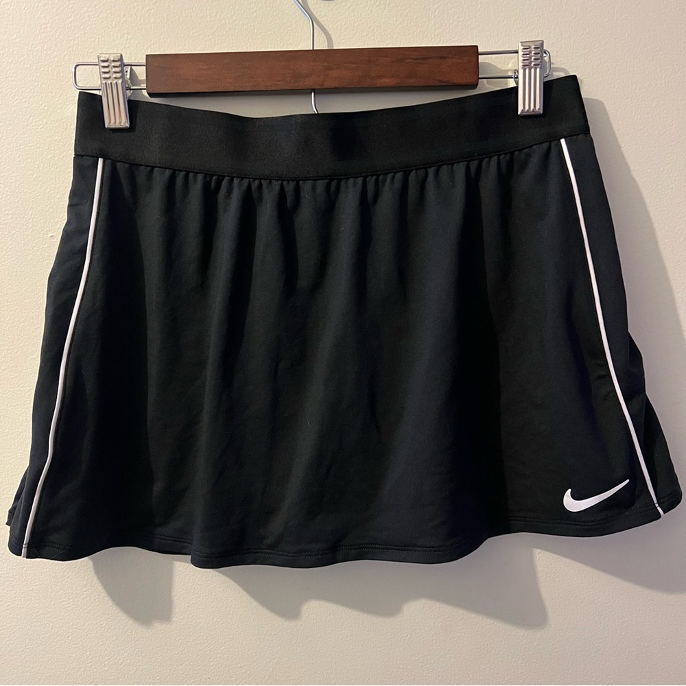 Nike Dri-Fit Women’s Size Medium Black and White Tennis Skort